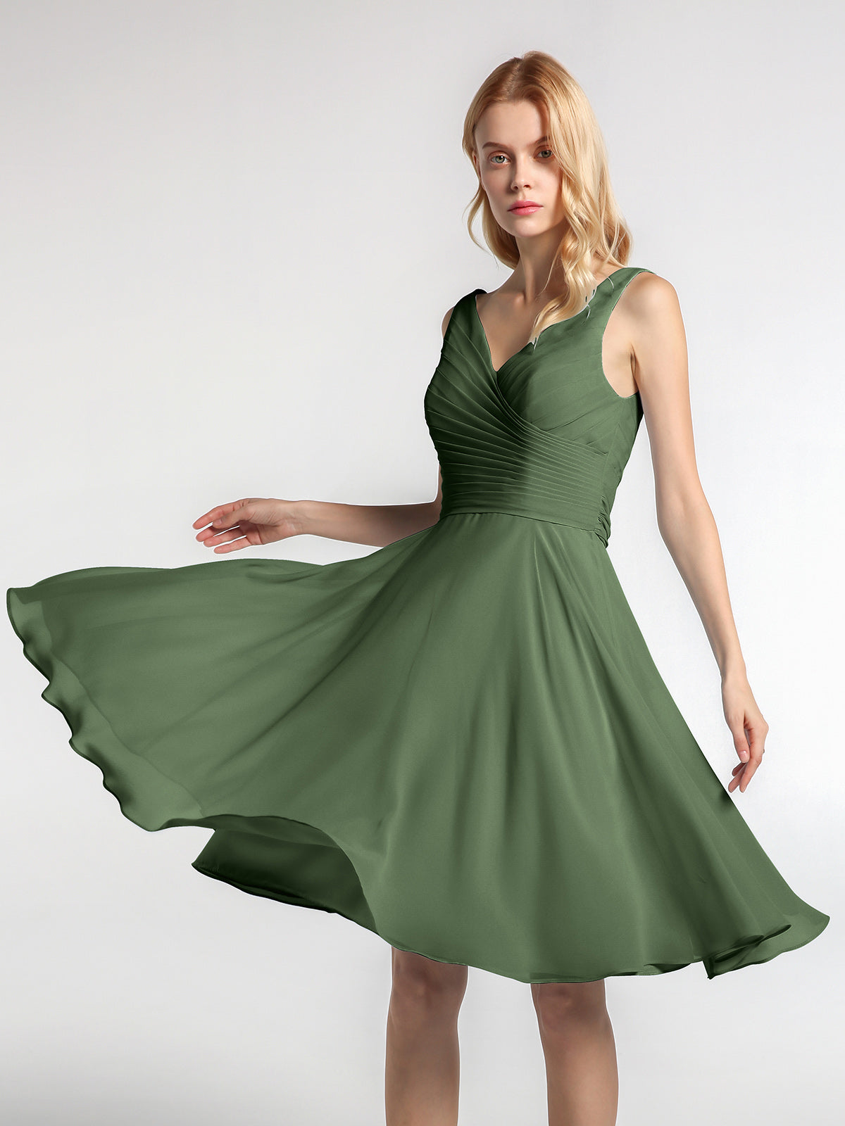 Vestido mini con escote en V y cuerpo plisado con falda circular Verde Oliva