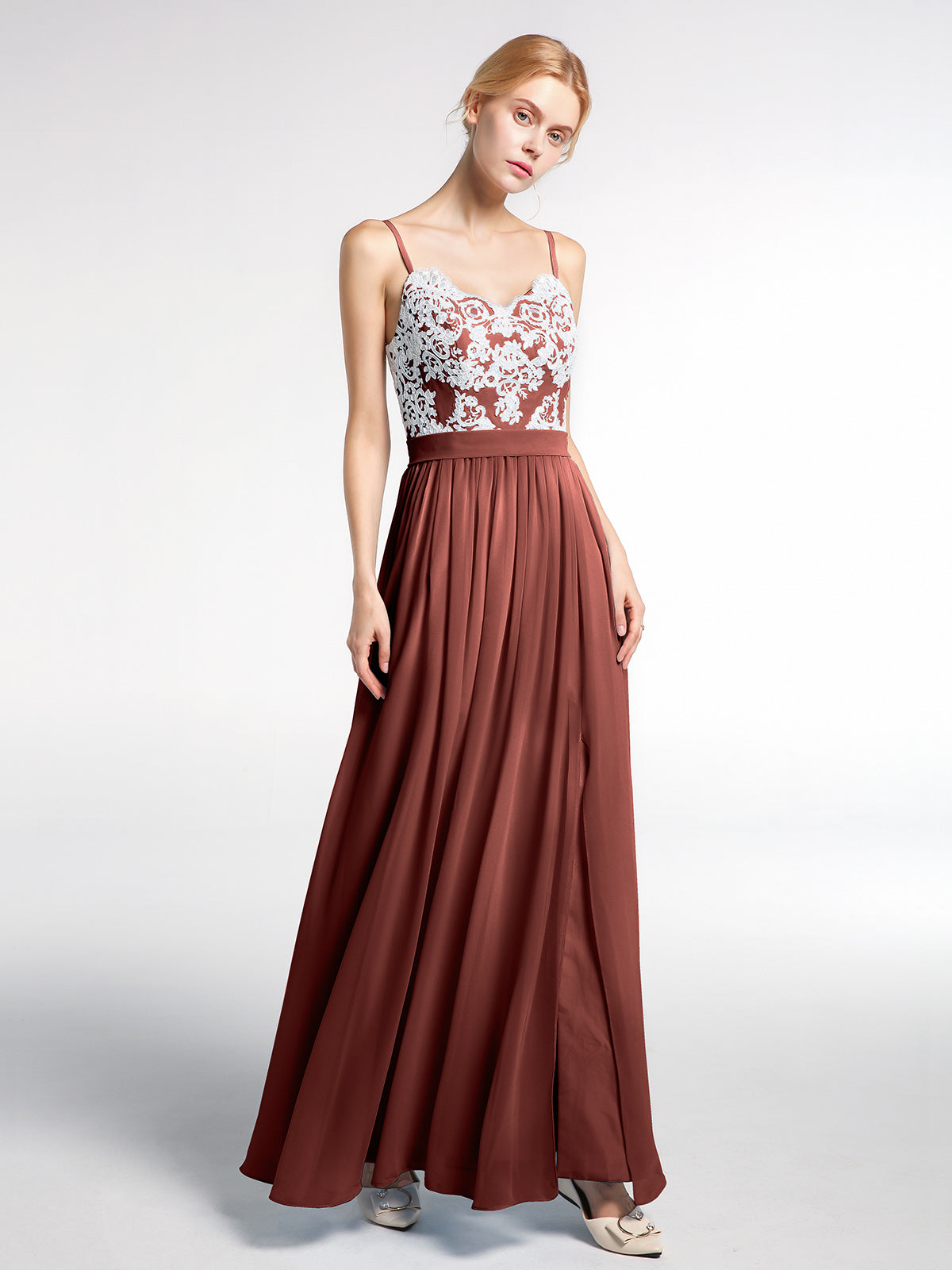 Vestido de chiffon con tirantes finos y abertura frontal con encaje marfil Terracota Tallas Grandes