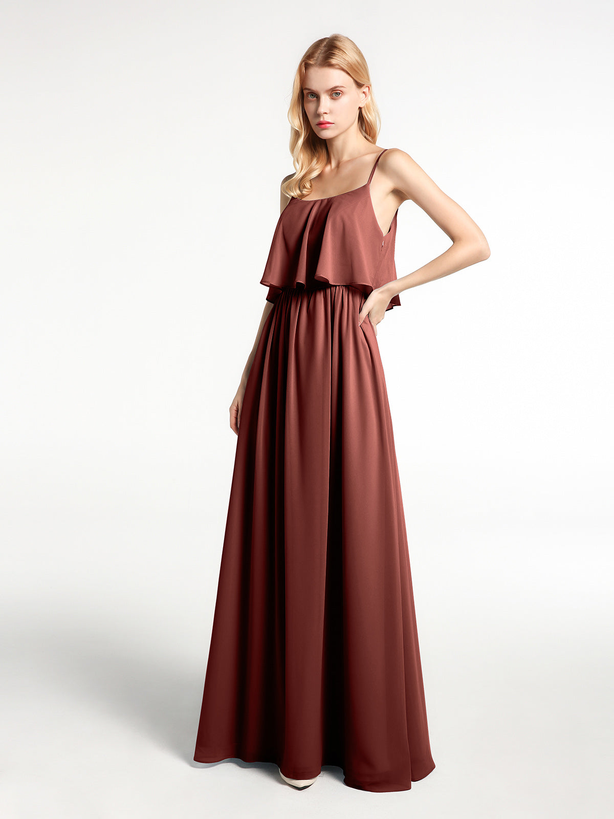 Vestido de chiffon con tirantes finos y cuerpo de capas con escote tipo scoop Terracota Tallas Grandes
