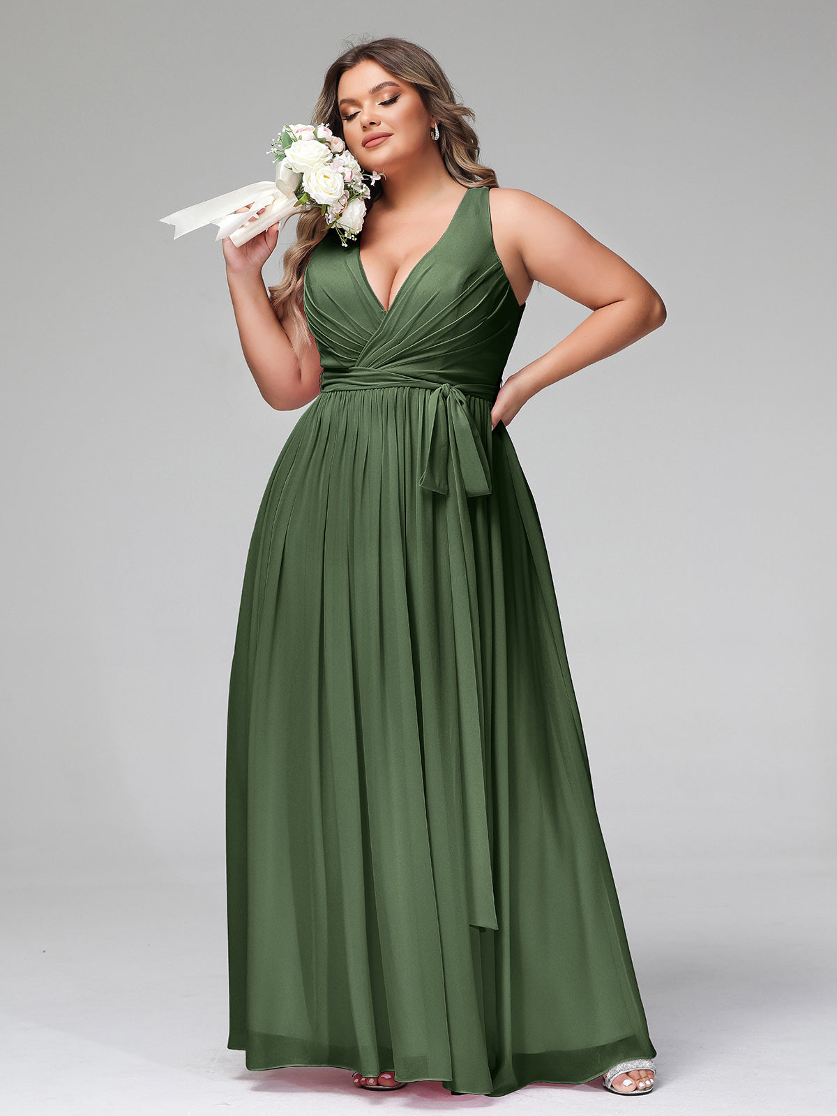El vestido de chiffon con escote en V profundo y lazo de sash Verde Oliva Tallas Grandes