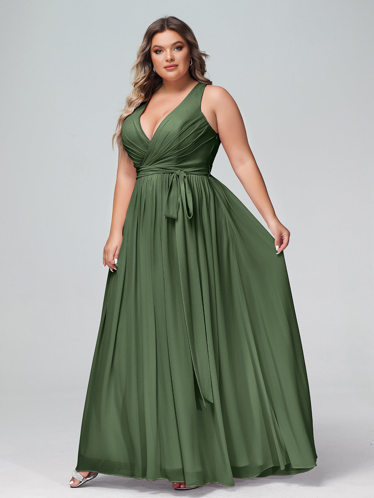 El vestido de chiffon con escote en V profundo y lazo de sash Verde Oliva Tallas Grandes
