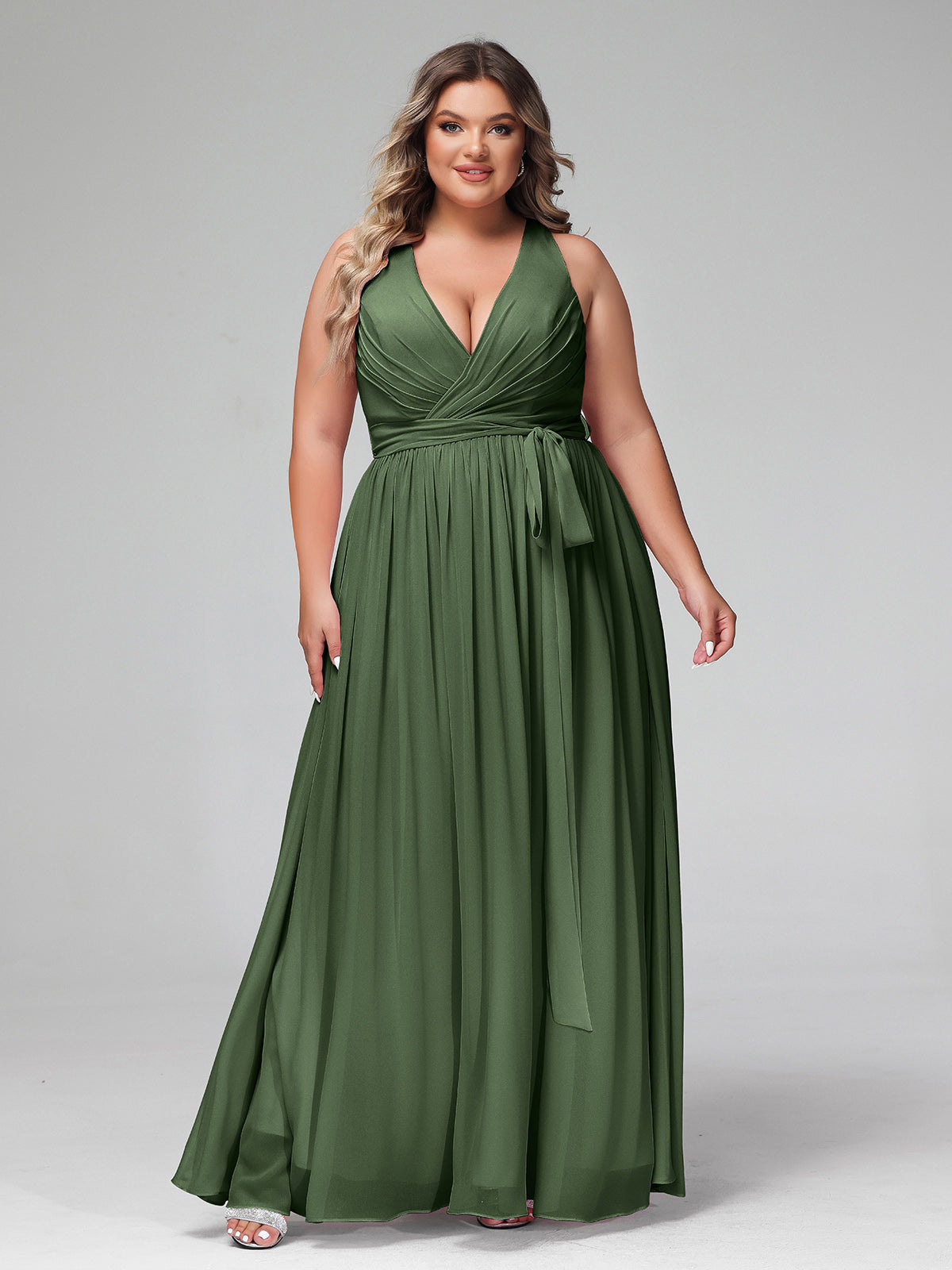 El vestido de chiffon con escote en V profundo y lazo de sash Verde Oliva Tallas Grandes