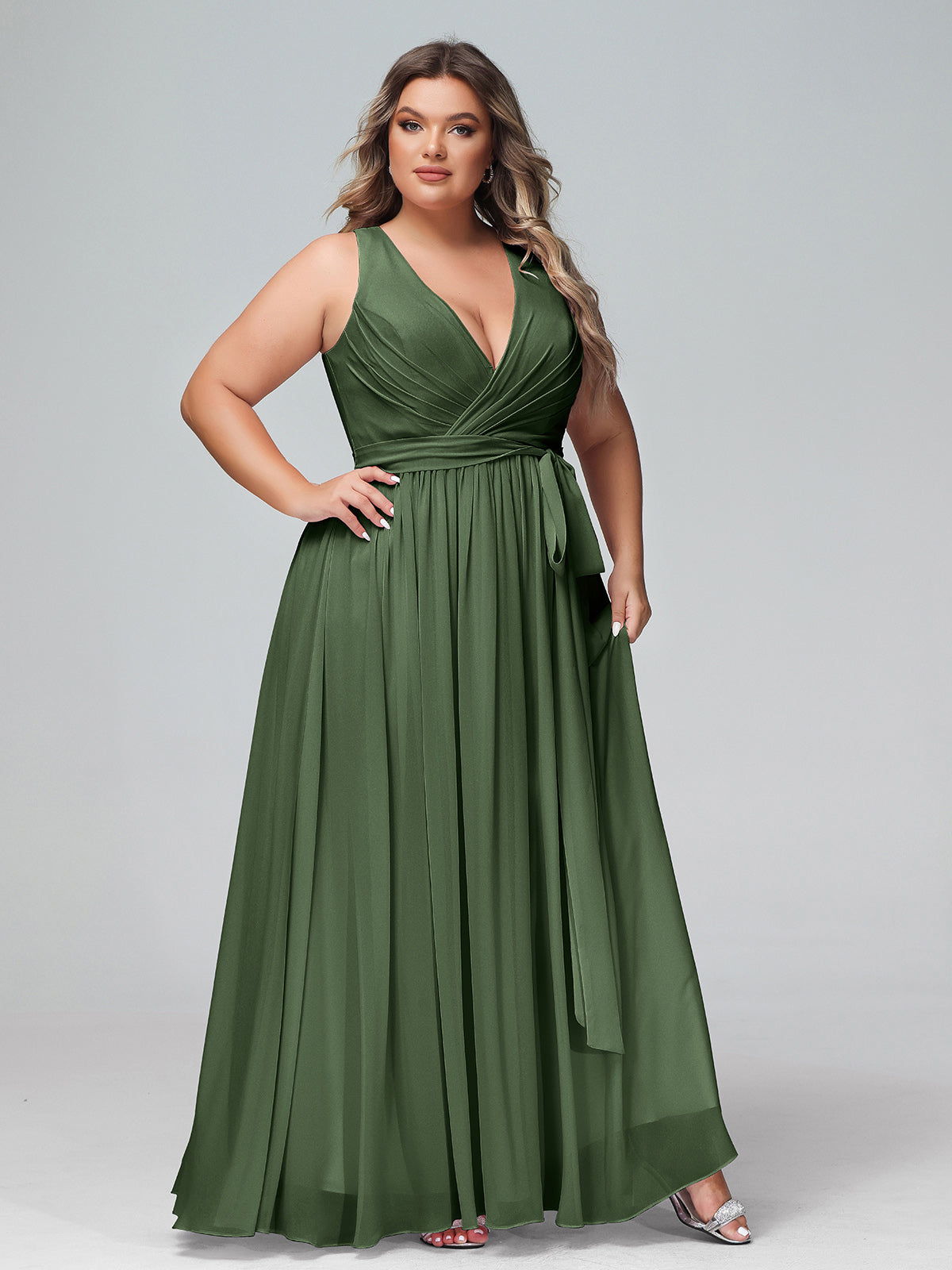 El vestido de chiffon con escote en V profundo y lazo de sash Verde Oliva Tallas Grandes