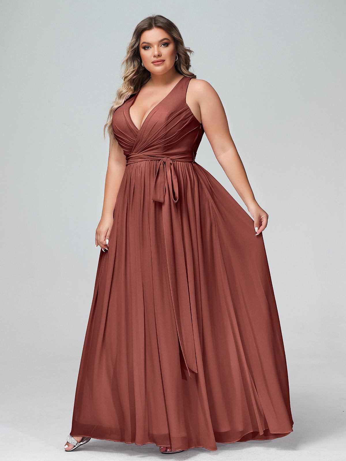 El vestido de chiffon con escote en V profundo y lazo de sash Terracota Tallas Grandes