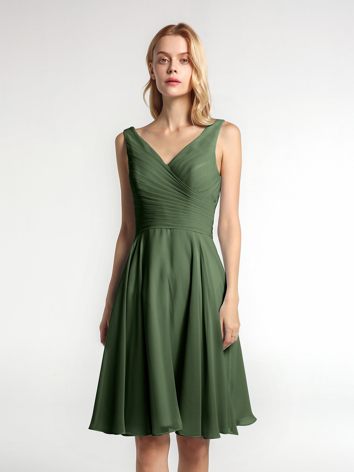 Vestido mini con escote en V y cuerpo plisado con falda circular Verde Oliva Tallas Grandes