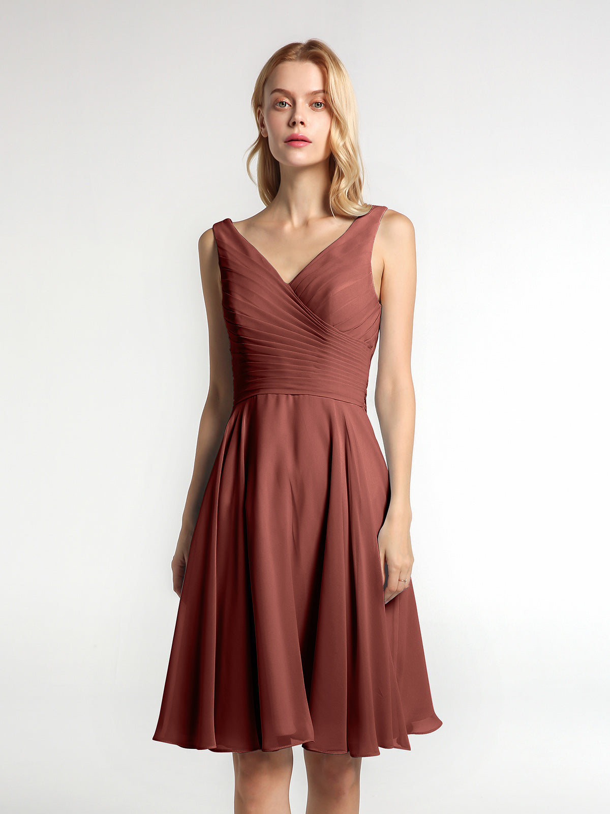 Vestido mini con escote en V y cuerpo plisado con falda circular Terracota