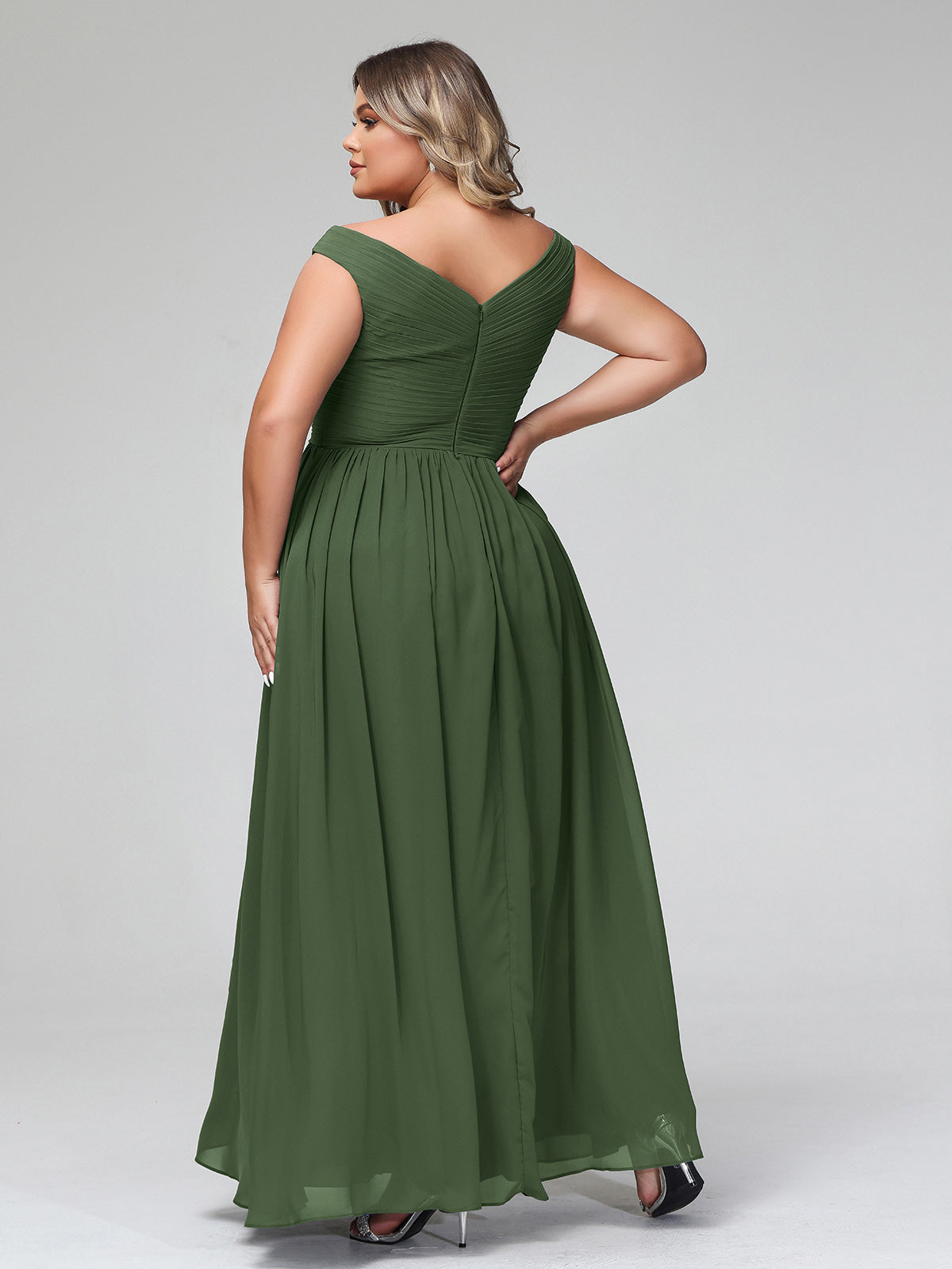 Vestido maxi con escote en V y hombros descubiertos con bolsillos Verde Oliva Tallas Grandes
