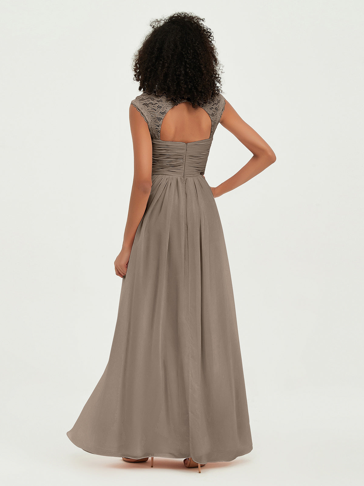 Vestidos de chiffon con escote en corazón y mangas cap de encaje Topo