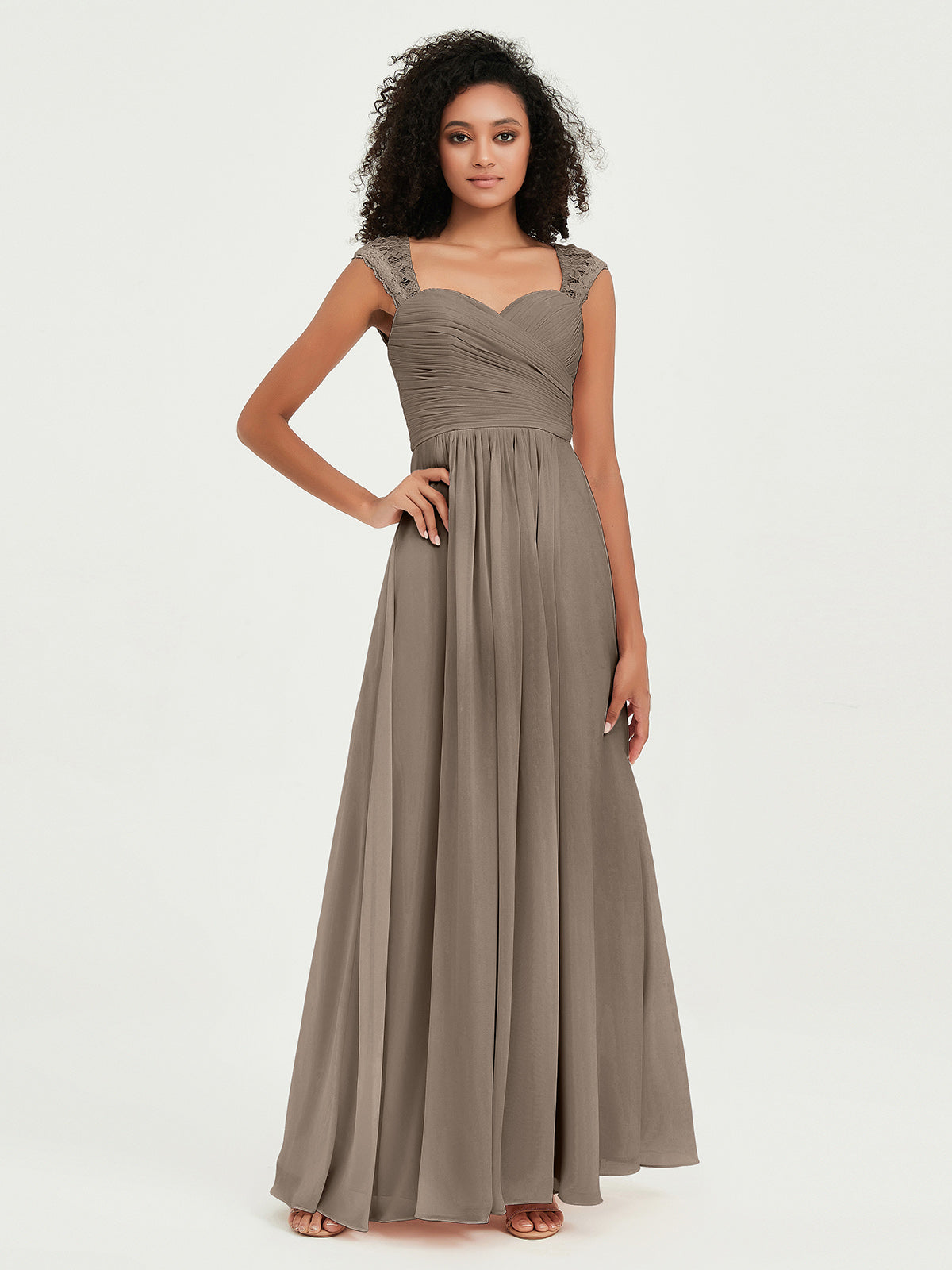 Vestidos de chiffon con escote en corazón y mangas cap de encaje Topo