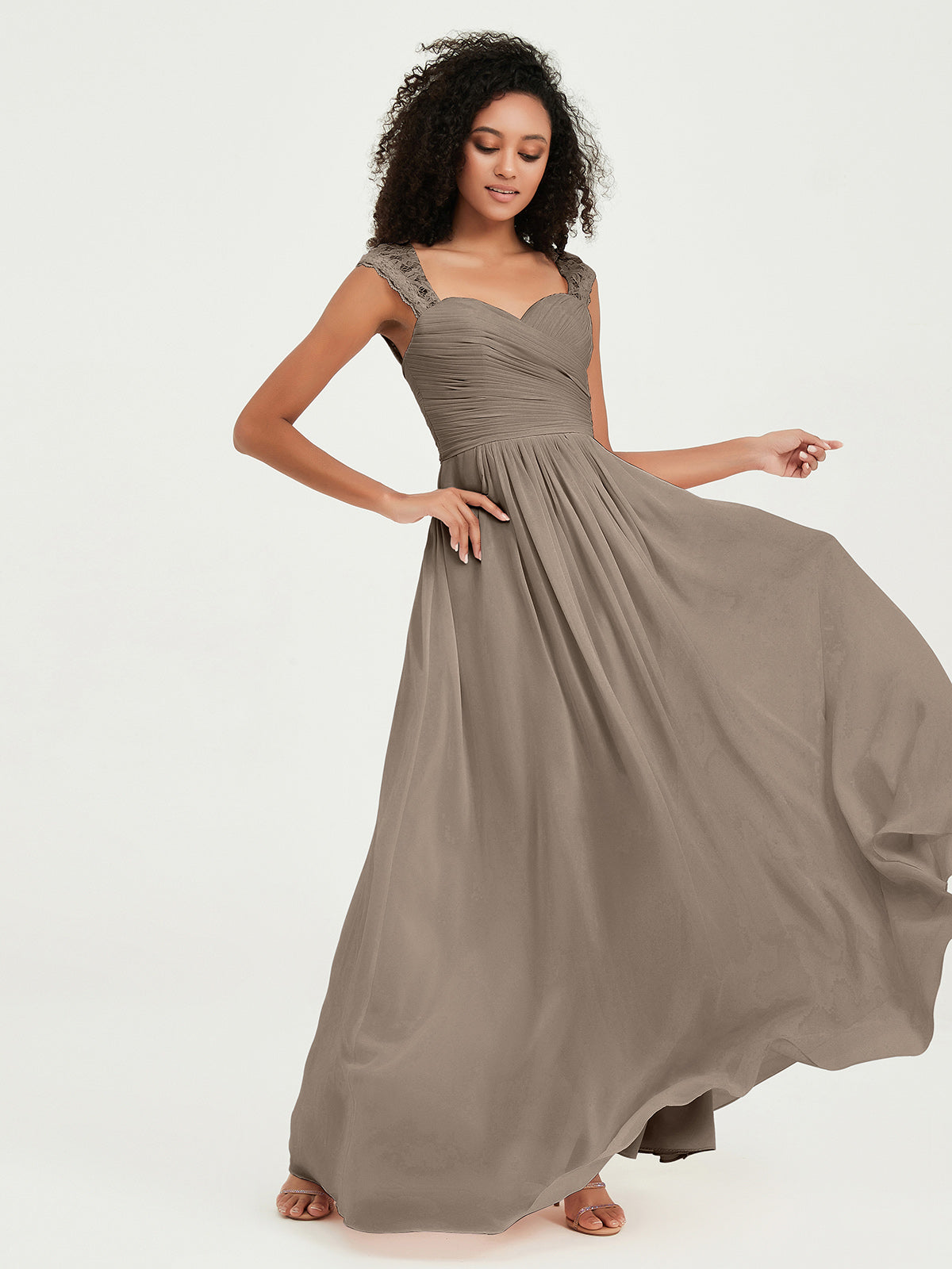 Vestidos de chiffon con escote en corazón y mangas cap de encaje Topo