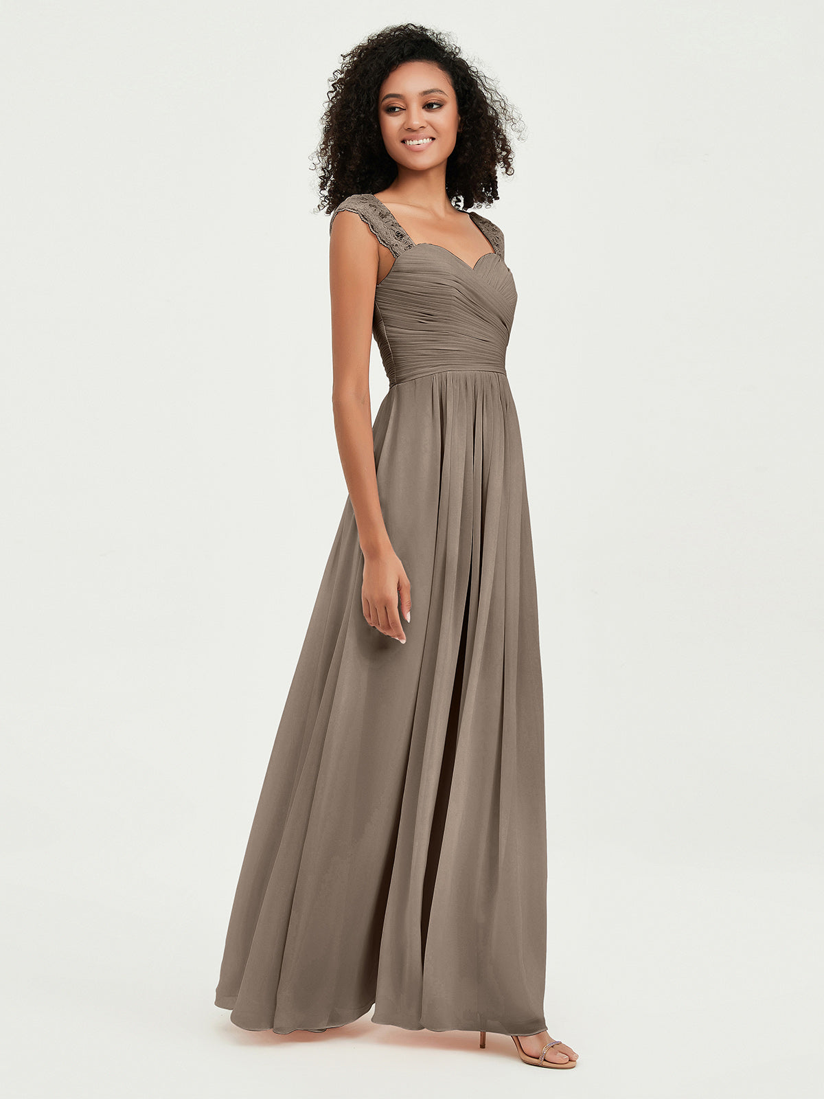 Vestidos de chiffon con escote en corazón y mangas cap de encaje Topo