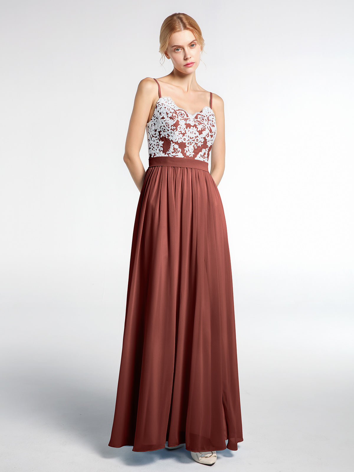 Vestido de chiffon con tirantes finos y abertura frontal con encaje marfil Terracota Tallas Grandes