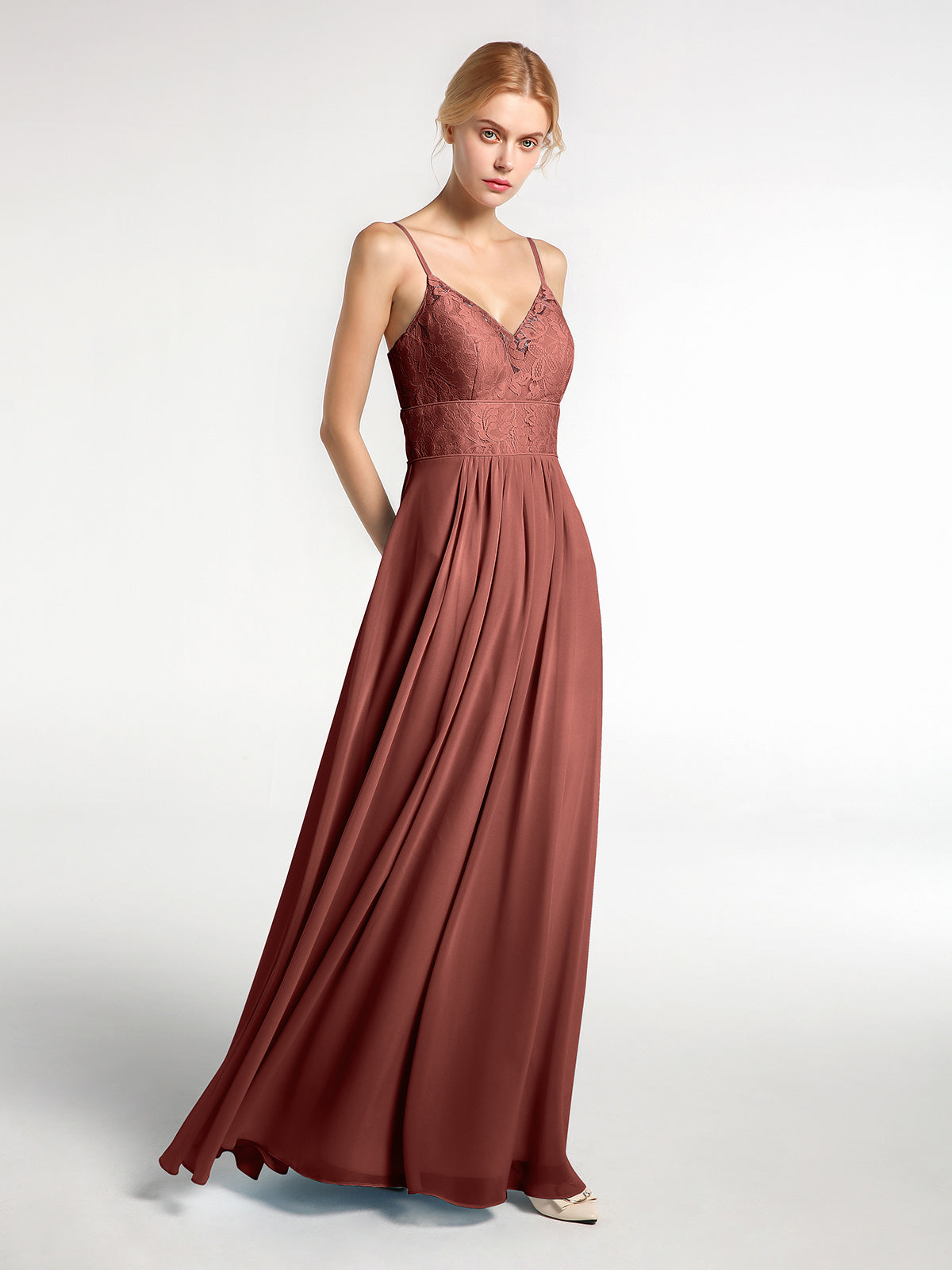 Vestidos de chiffon y encaje con tirantes finos Terracota