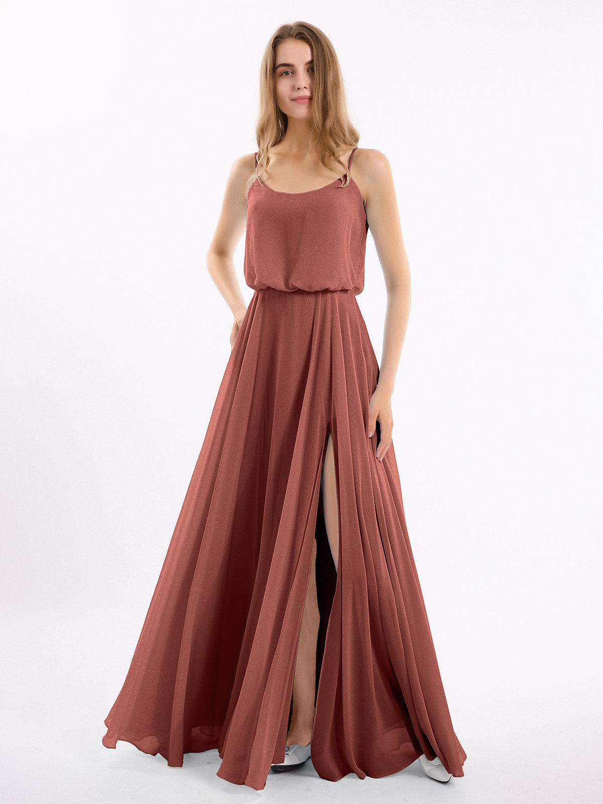 Vestidos de chiffon con tirantes finos y escote tipo scoop con abertura Terracota