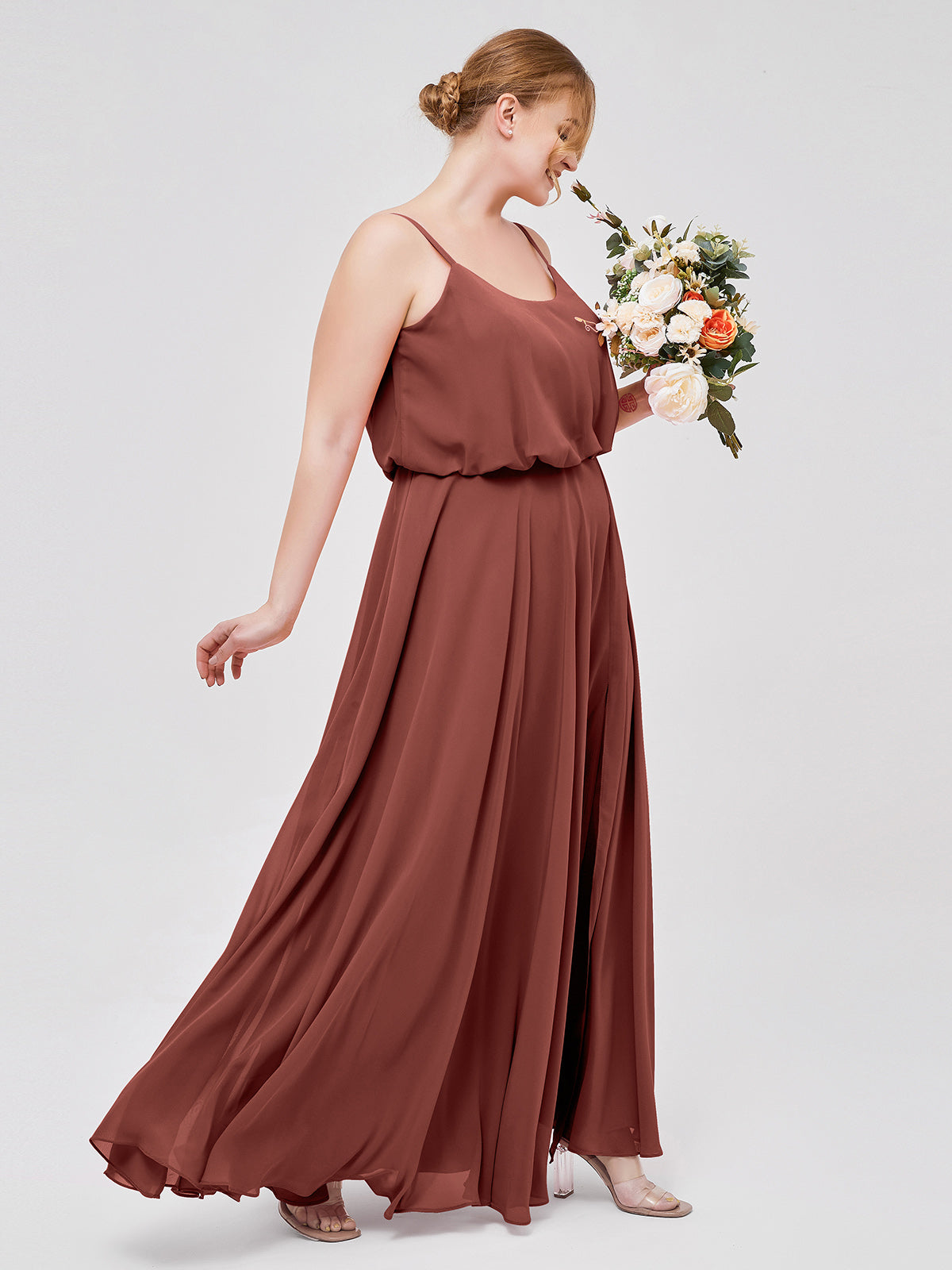 Vestidos de chiffon con tirantes finos y escote tipo scoop con abertura Terracota Tallas Grandes