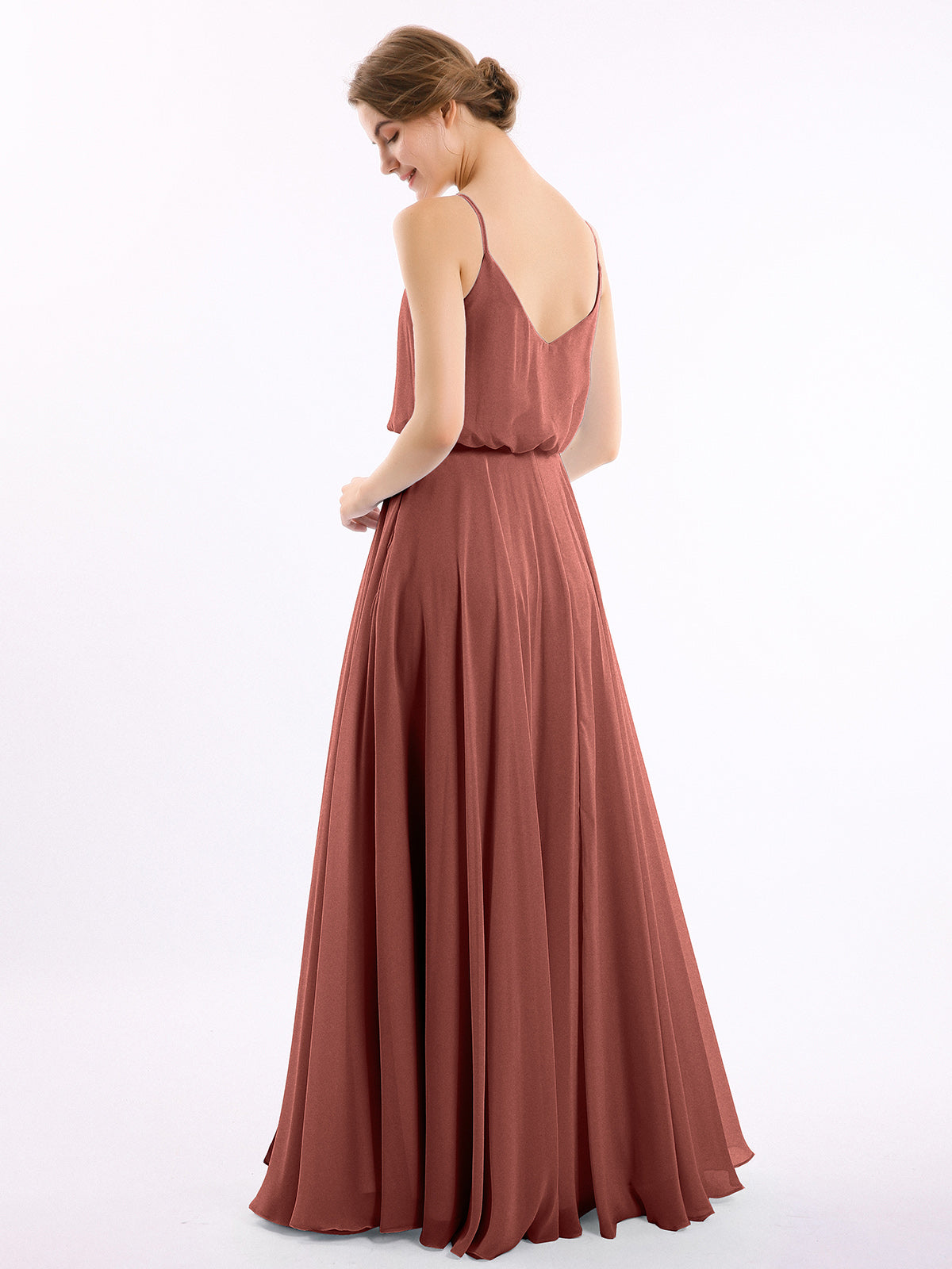 Vestidos de chiffon con tirantes finos y escote tipo scoop con abertura Terracota