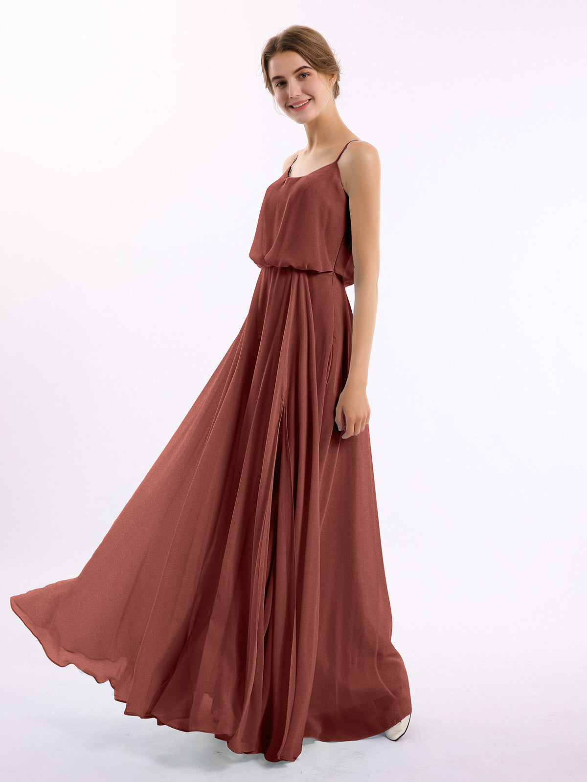Vestidos de chiffon con tirantes finos y escote tipo scoop con abertura Terracota
