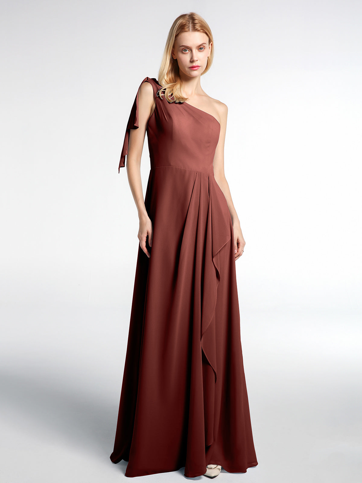 Vestido maxi de chiffon de un solo hombro con detalle en cascada Terracota