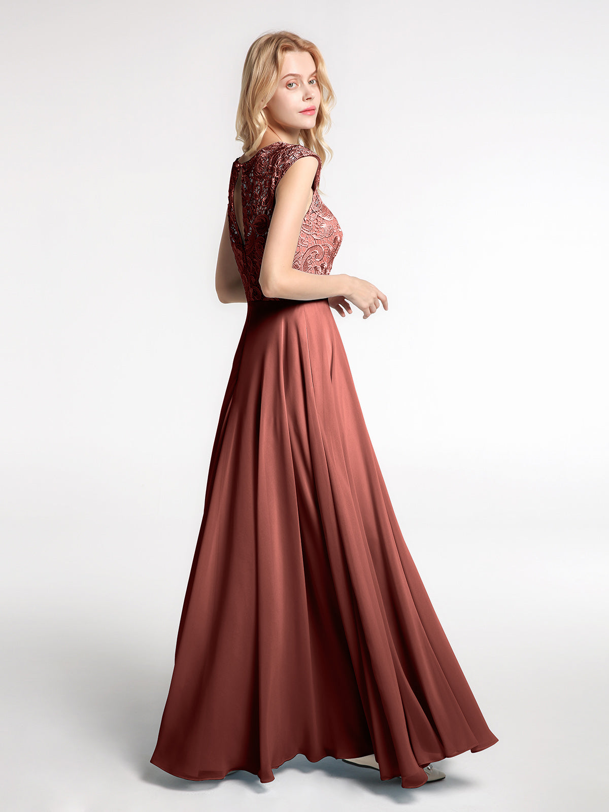 Vestido maxi de encaje y chiffon con cuello ilusión envolvente Terracota
